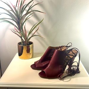 Banana Republic sandal. Color Congac. Size 9.5 M. VERY SEXY shoe!